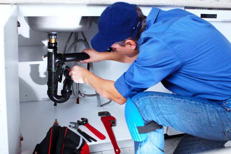 When to DIY and When to Call a Professional Plumber