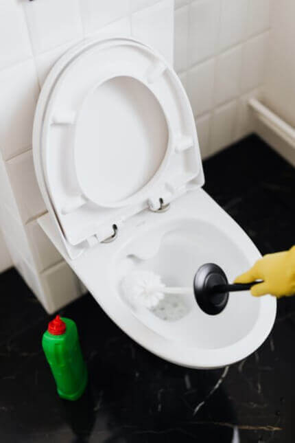 How to Clean a Toilet the Right Way